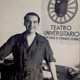 Federico García Lorca en su habitación de la Huerta de San Vicente con el cartel de La Barraca realizado por Benjamín Palencia al fondo. Archivo Federico García Lorca