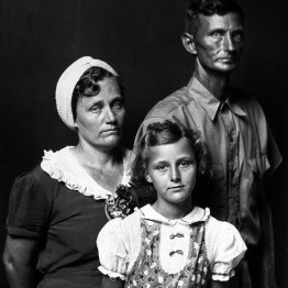 Mike Disfarmer. Undata-captiond, (Mother and father with daughter, serious facial expressions), 1939-46