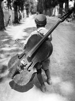 Eva Besnyö. Sin título, 1931. (Garçon au violoncelle, Balaton, Hongrie). © Eva Besnyö / Maria Austria Instituut Amsterdam