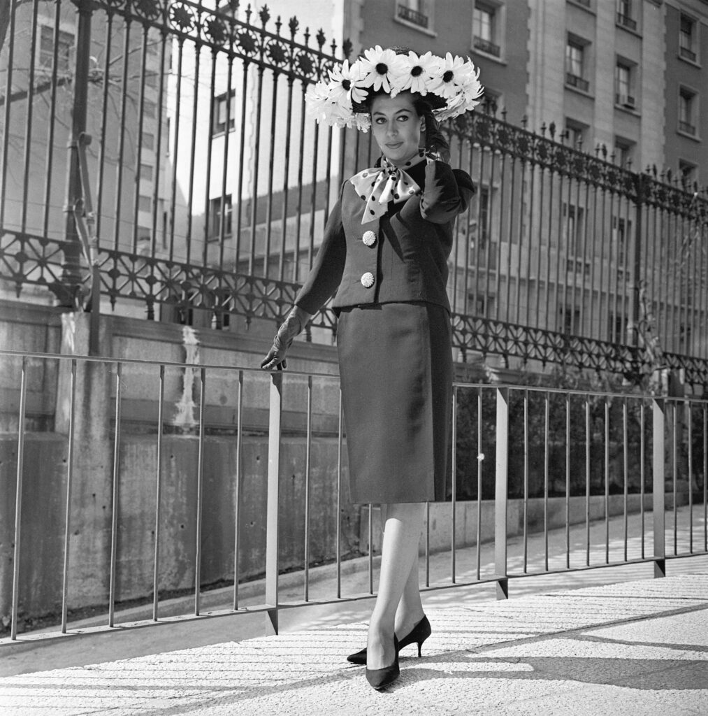 Joana Biarnés. JOANA BIARNÉS . MADRID / MODA A PIE DE CALLE PIES DE FOTO IMÁGENES COMUNICACIÓN Y PRENSA 008 Pilar Bardem, en su etapa de maniquí, con un modelo de los modistas Vargas Ochagavia. Madrid, 1962