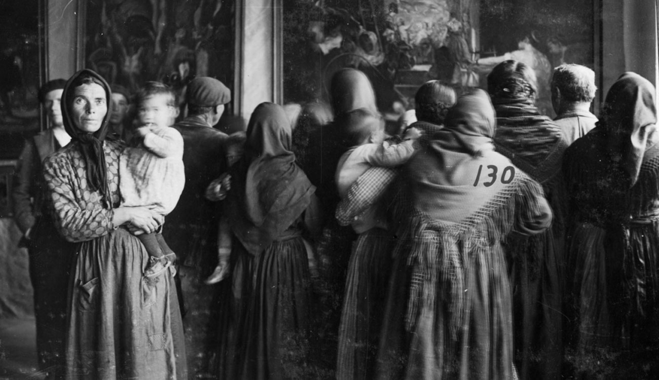 Grupo de espectadoras ante una copia de Las Hilanderas de Velázquez, Cebreros, Ávila, 13-17 de noviembre de 1932. Archivo fotográfico de la Residencia de Estudiantes, Madrid