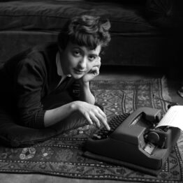 Sabine Weiss. Françoise Sagan en el momento de la publicación de su primera novela, "Bonjour, tristesse". París, 1954
