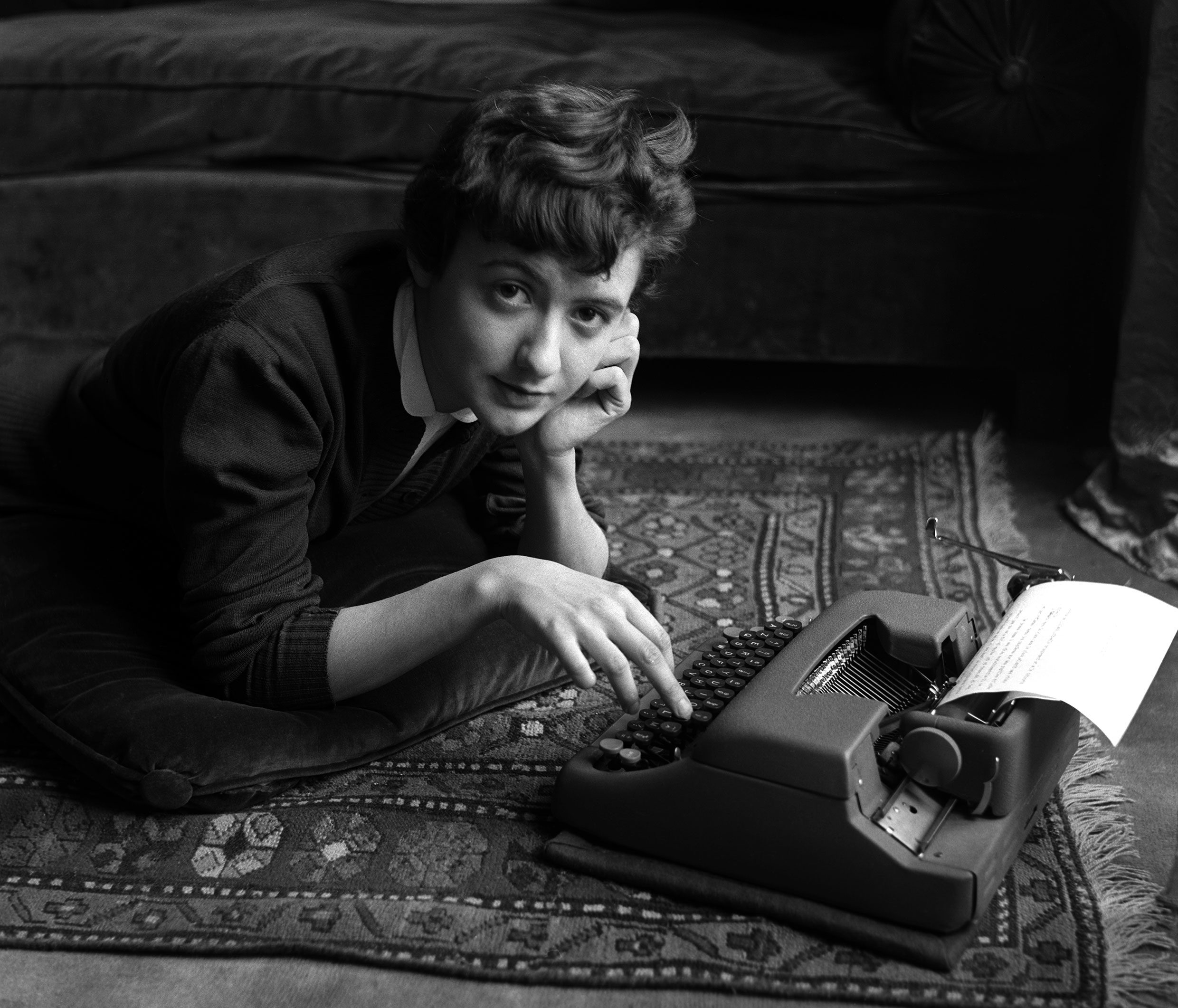 Sabine Weiss. Françoise Sagan en el momento de la publicación de su primera novela, "Bonjour, tristesse". París, 1954