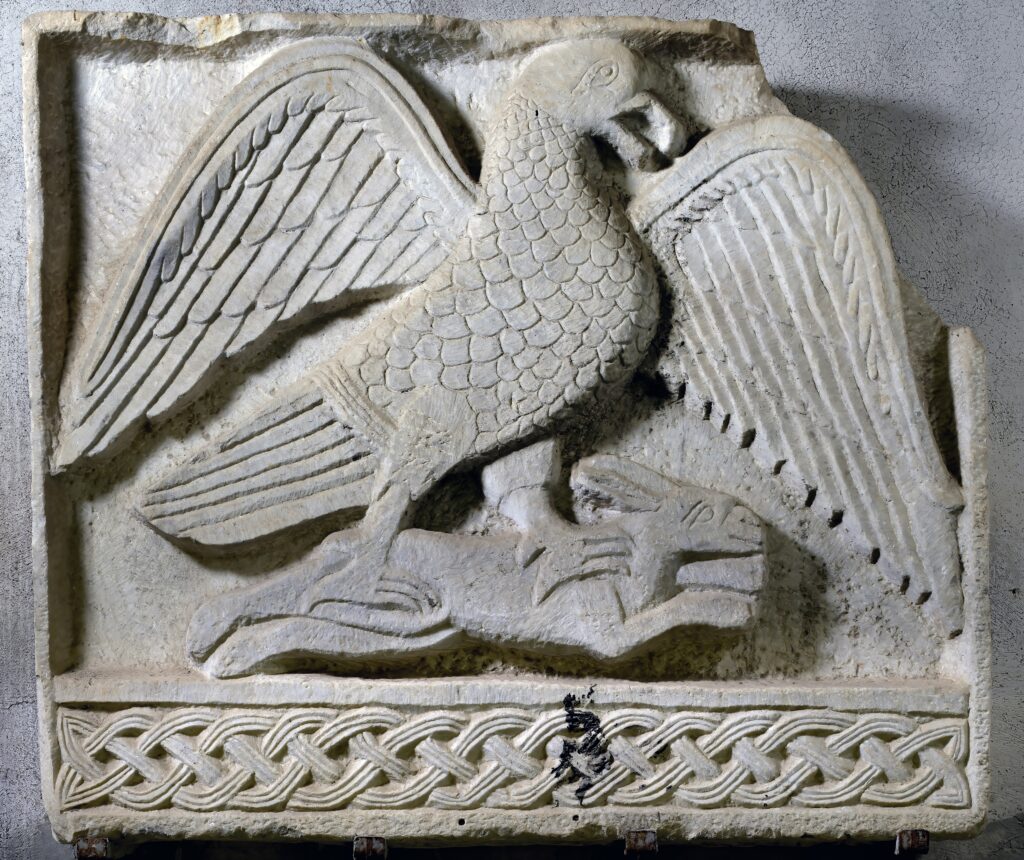 Losa con águila agarrando una liebre, siglos XI-XII. Museo di San Martino, Nápoles 