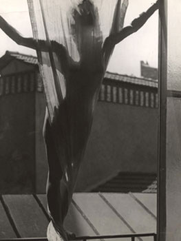 Erwin Blumenfeld. Marguerite von Sivers sur le toit du studio 9, rue Delambre, 1937