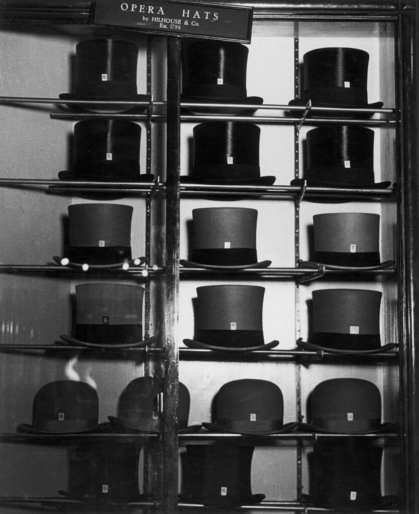 Bill Brandt. Vitrina de sombrerería en Bond Street, 1934. Colección privada. Cortesía de Bill Brandt Archive y Edwynn Houk Gallery. Bill Brandt Archive and Edwynn Houk Gallery