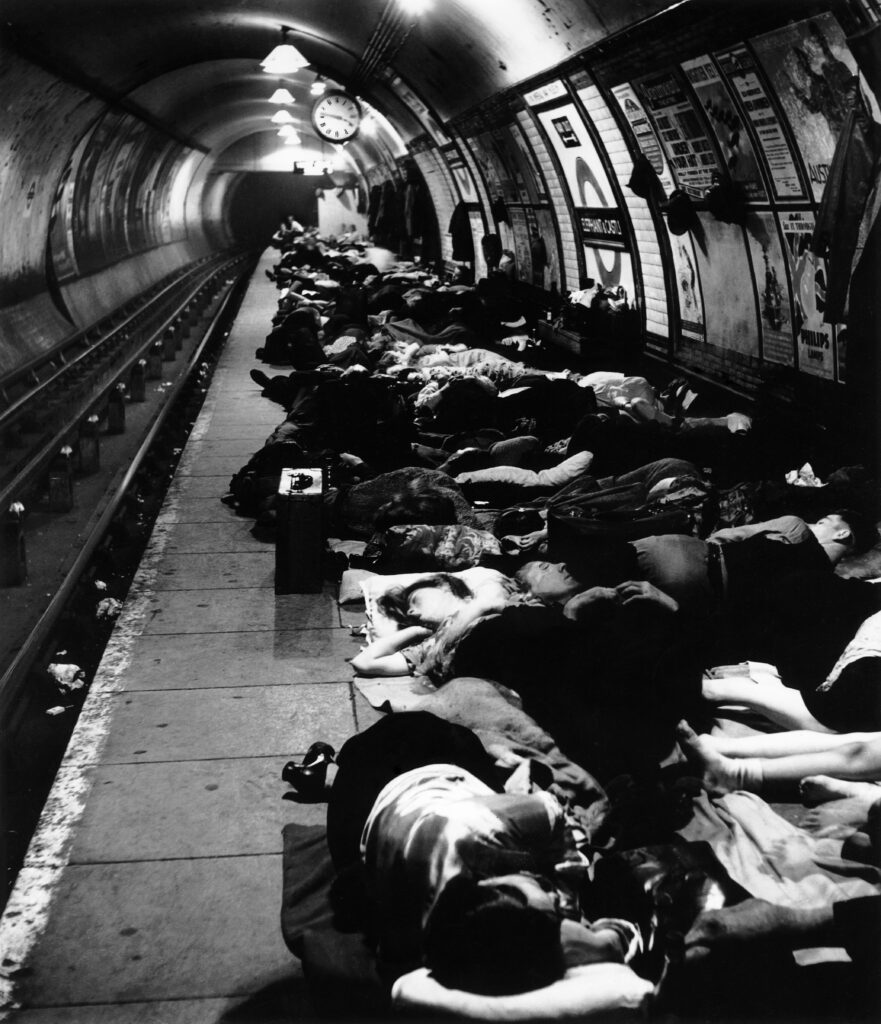 Bill Brandt. Estación de metro de Elephant and Castle, 1940. Colección privada. Cortesía de Bill Brandt Archive y Edwynn Houk Gallery. Bill Brandt Archive and Edwynn Houk Gallery