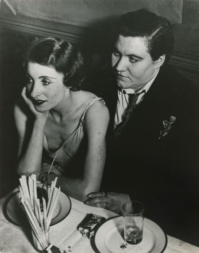 Brassaï. Claude la Gorda y su novia en Le Monocle, París, hacia 1932. © Estate Brassaï Succession-Philippe Ribeyrolles