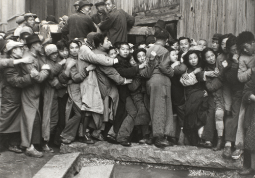 Henri Cartier-Bresson. Multitud esperando delante de un banco para sacar el oro durante los últimos días de Kuomintang, Shanghái, China, diciembre 1948. Colección Fundación Henri Cartier-Bresson, París © Henri Cartier-Bresson/Magnum Photos, cortesía Fundación Henri Cartier-Bresson
