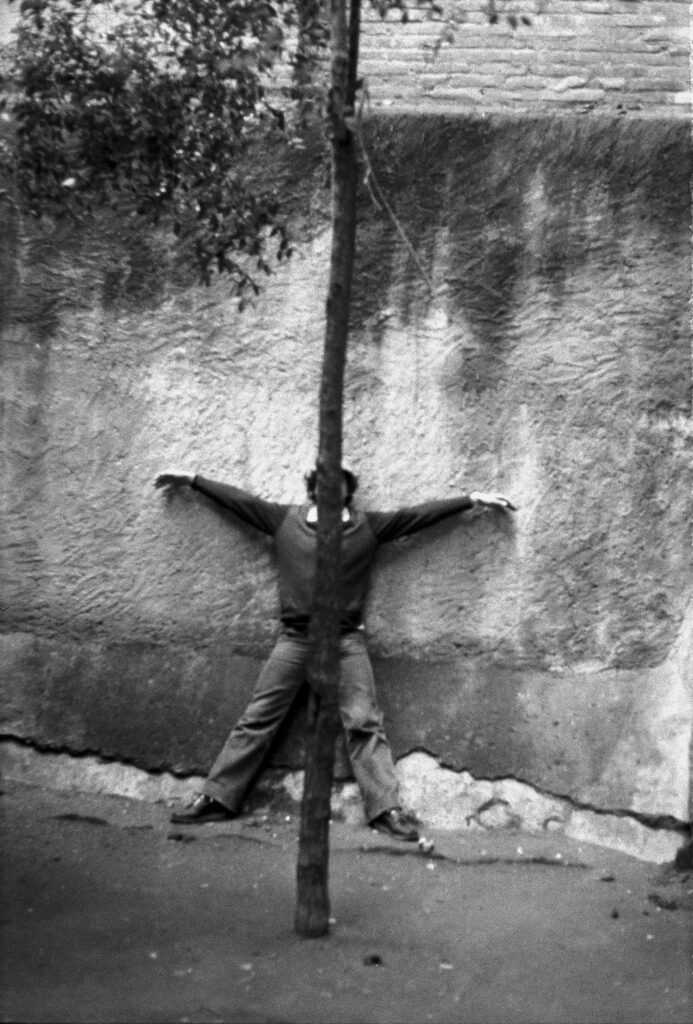 Marcelo Brodsky. Autorretrato fusilado. Plaza San Felipe Neri, Barcelona, 1979. De la serie “Exilio en Barcelona”. © Marcelo Brodsky. Cortesía Galería Freijo