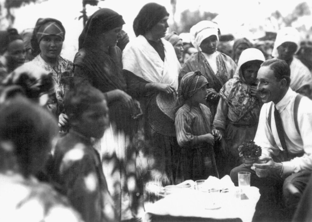 Campúa. Alfonso XIII recibiendo un ramo de flores de manos de una niña. Archivo Gregorio Marañón