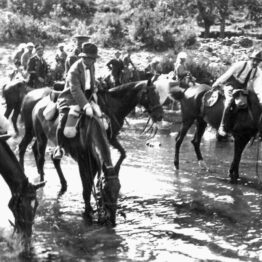 Campúa. El rey y su comitiva abrevando los caballos en el río Hurdano, cerca de Nuñomoral. Archivo Gregorio Marañón