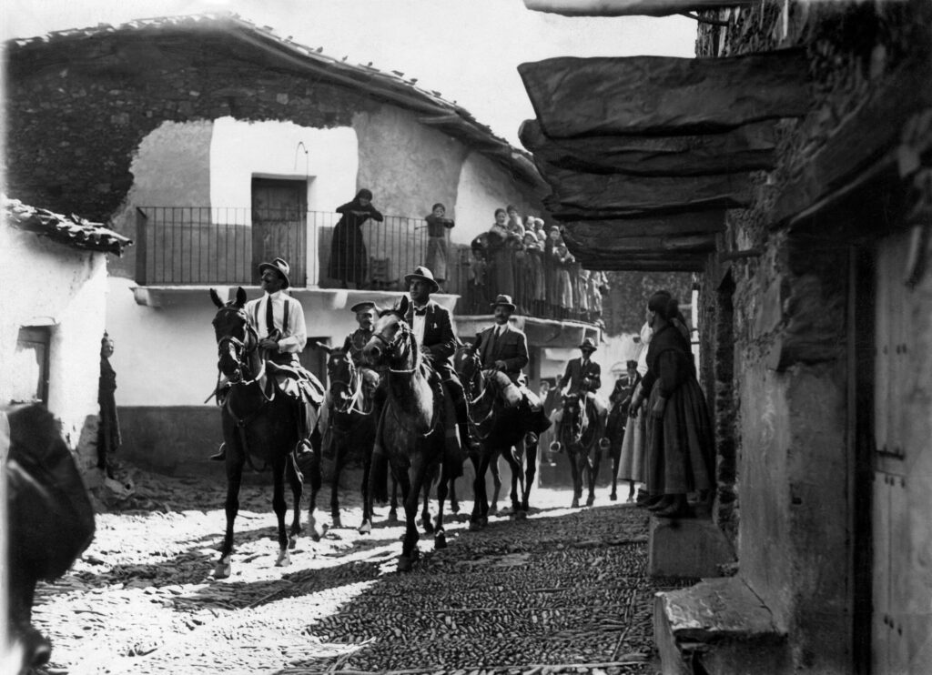 Campúa. Alfonso XIII, el ministro de gobernación Vicente Piniés, el doctor Marañón y el duque de Miranda entrando a la alquería de Fragosa