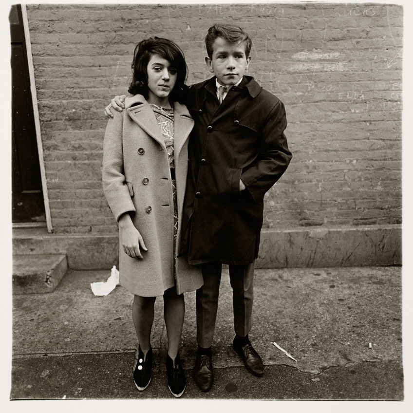 Diane Arbus. Pareja de adolescentes en la calle Hudson, N.Y.C. 1963. Centre Pompidou, Paris, Musee national d’art moderne – Centre de creation industrielle © The Estate of Diane Arbus.