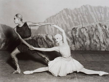 Serge Lifar y Alexandra Danilova en Appolon musagete, 1928, con la primera versión del traje diseñado por Coco Chanel. Fotografía de Sasha. V&A Images