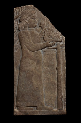 Relieve de una mujer con flores. Palacio norte, Nínive (Irak). 645-635 a. C. © The Trustees of the British Museum