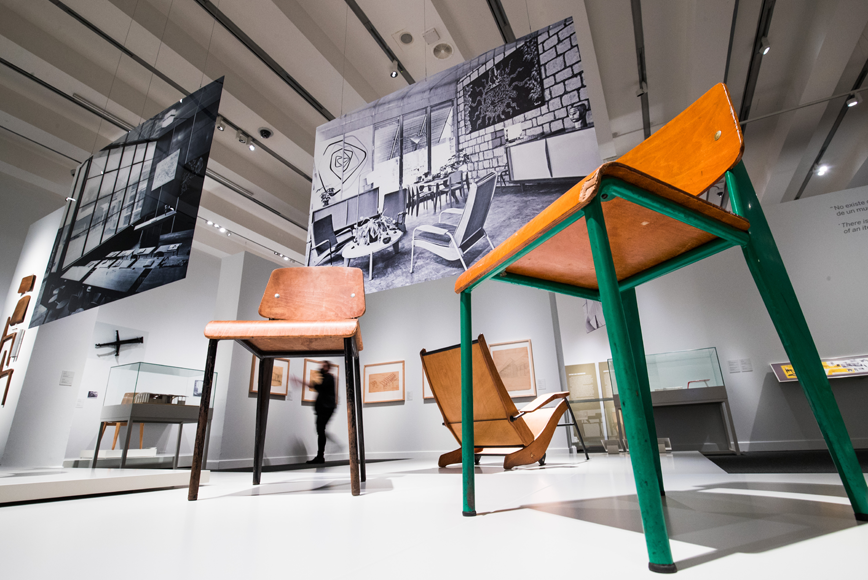 Vista de la exposición "El universo de Jean Prouvé. Arquitectura / Industria / Mobiliario" en CaixaForum Madrid