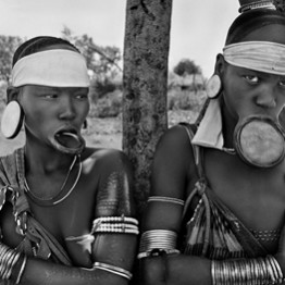 Salgado. Mursi y mujeres Surma. Pueblo Mursi de Dargui en el Parque Nacional Mago, cerca de Jinka. Etiopía. 2 © Sebastiao Salgado