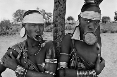 Salgado. Mursi y mujeres Surma. Pueblo Mursi de Dargui en el Parque Nacional Mago, cerca de Jinka. Etiopía. 2 © Sebastiao Salgado