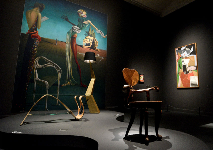 Vista de sala de "Objetos de deseo. Surrealismo y diseño, 1924-2020" en CaixaForum Barcelona