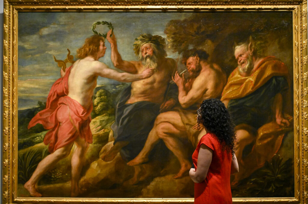 Una mujer observa una de las obras de Rubens expuesta en CaixaForum Barcelona. © Fundación "la Caixa"