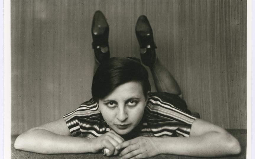 Gertrud Arndt. Autorretrato en el estudio, Bauhaus Dessau, 1926.© Gertrud Arndt