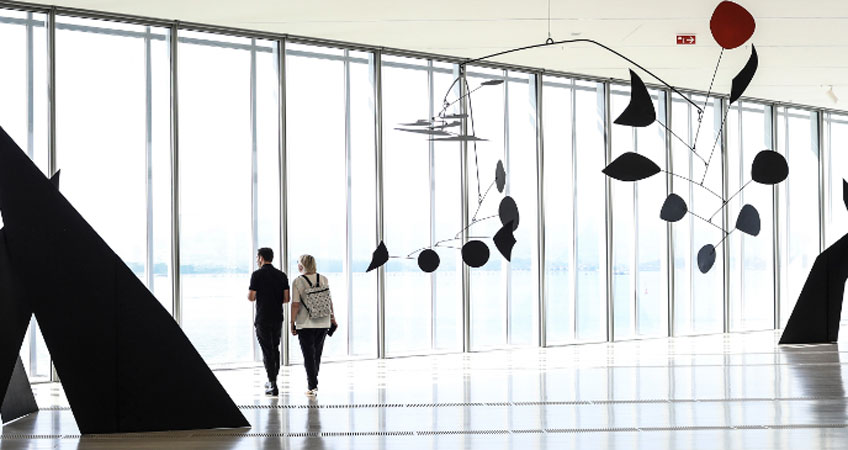 Vista de la exposición "Calder Stories" en el Centro Botín. Fotografía: Belén de Benito