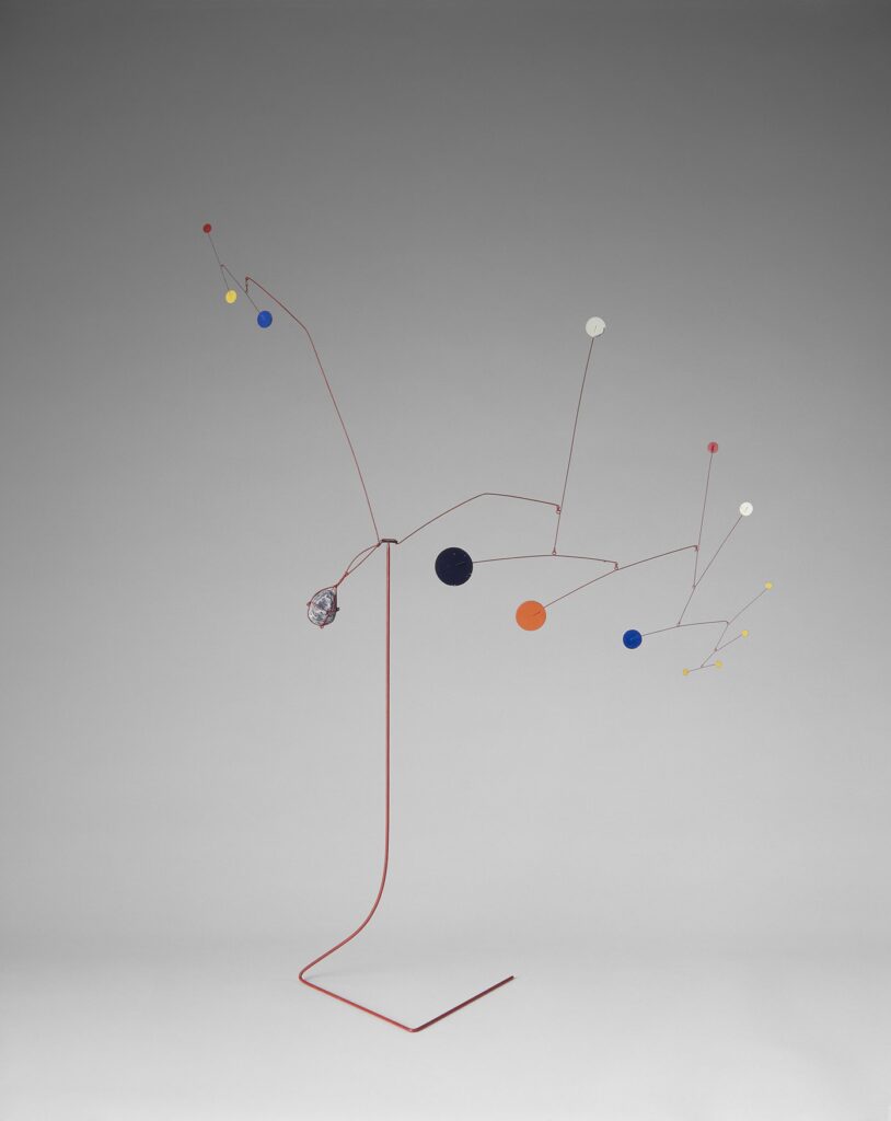 Alexander Calder, Gray Stones, Red Stalk, hacia 1948. Cortesía de Calder Foundation, Nueva York