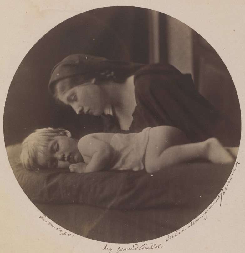 Julia Margaret Cameron. My Grandchild aged 2 years & 3 months, 1865. © Collection de la Royal Photographic Society en V&A