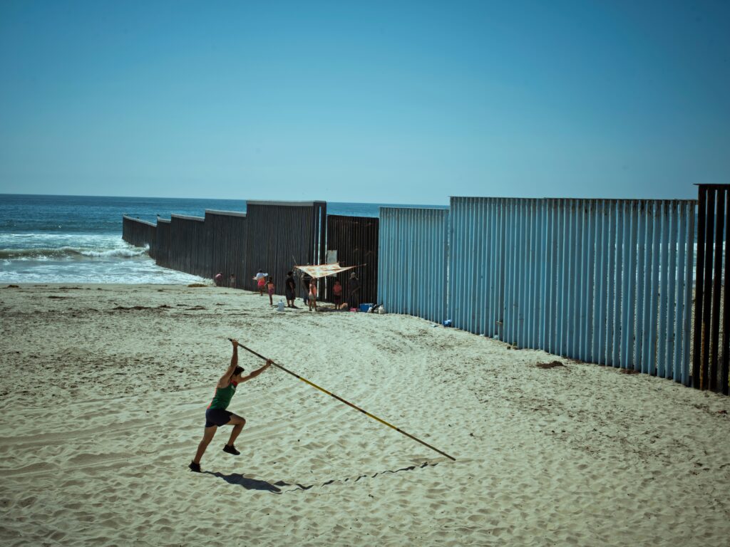 Cristina de Middel. Inocente pobre amigo en la playa. De la serie Jorney to the center, 2021. Magnum Photos
