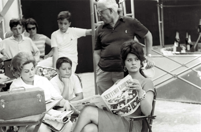 Sophia Loren con el pequeño Christian De Sica en una pausa de la película La Riffa. Septiembre, 1961 © Marcello Geppetti Media Company.