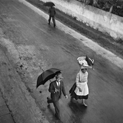 Nicolás Muller. Bajo la Lluvia. Portugal, 1939 © Nicolás Muller 