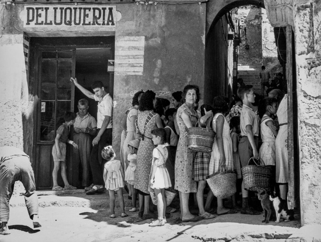 Gerardo Vielba. Cola en el barrio Roig, Alicante, 1958