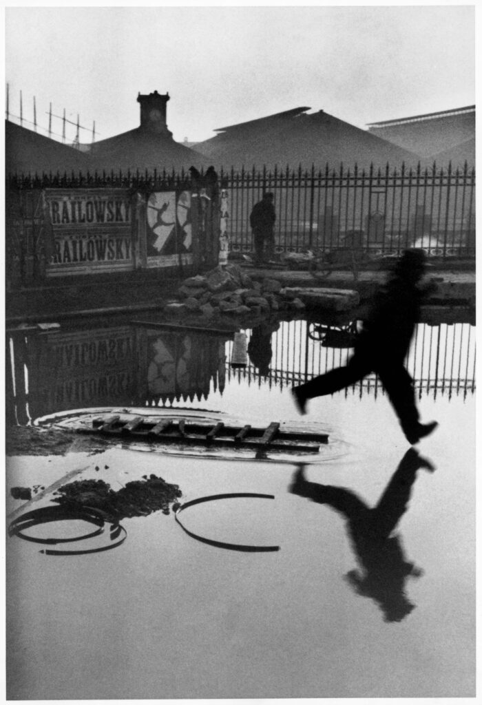 Cartier-Bresson. Detrás de la estación Saint-Lazare, plaza de Europa, París, Francia, 1932