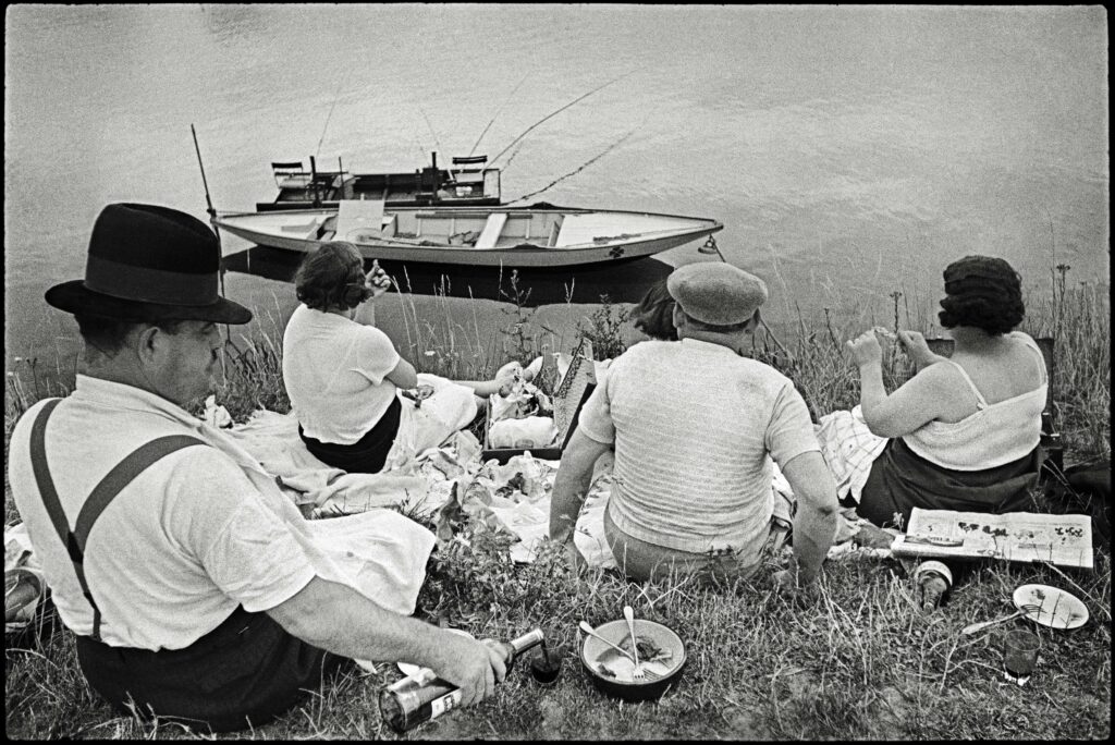 Cartier-Bresson. Domingo a orillas del Sena, en Juvisy-sur-Orge, Francia, 1938