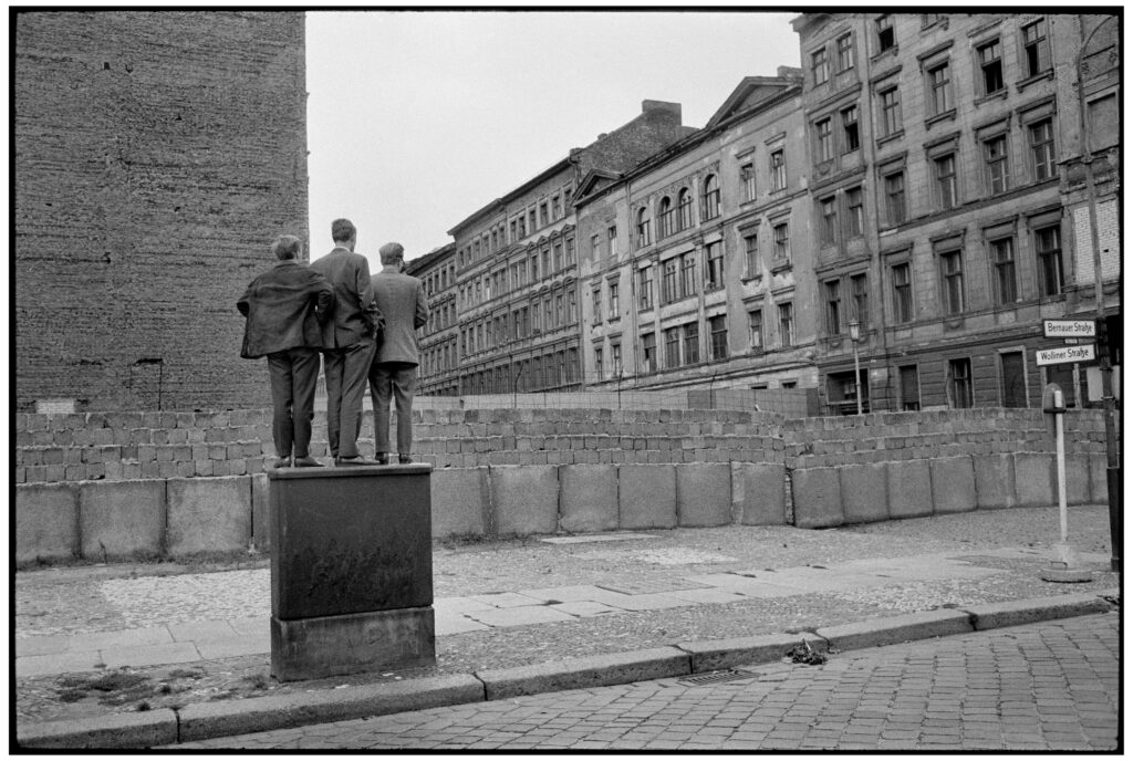 Cartier-Bresson. El Muro en Berlín Occidental, Alemania, 1962