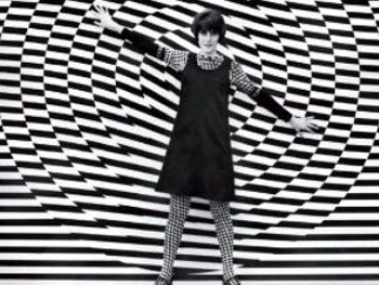 Giorgio Casali. Centro Fly en Milán, fondo op-art y vestido de Krizia, 1966