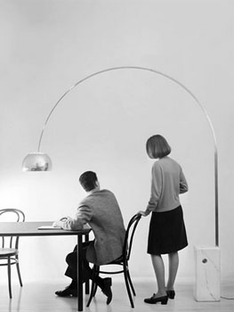 Giorgio Casali. Arco lamp, diseño de Achille y Pier Giacomo Castiglioni, 1962