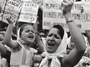 Adriana Lestido. Madre e hija, Plaza de Mayo, 1982