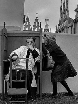 Cristina García-Rodero. La Confesión. Nuestra Señora de los Milagros. Saavedra, Lugo, 1980. © Cristina Garcia Rodero / Magnum Photos