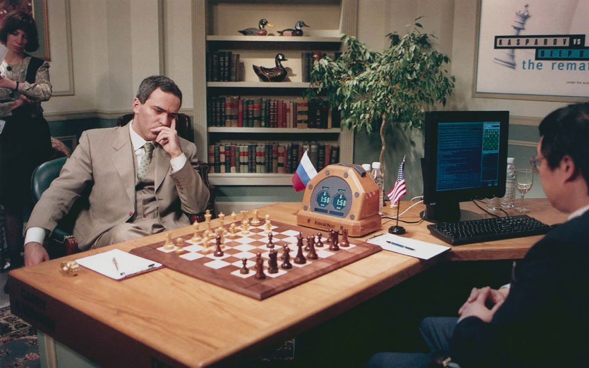 El campeón mundial de ajedrez ruso-azerbaiyano Garri Kaspárov (izquierda) en una partida de ajedrez contra el ordenador de IBM Deep Blue, 1997. Archivo Photoaisa