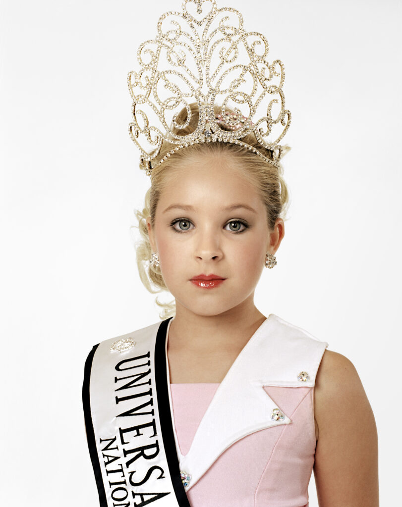 Zed Nelson. Katie, G años. Ganadora. Concurso de belleza universal Royalty del Estado de Texas, 2009. Cortesía de la artista