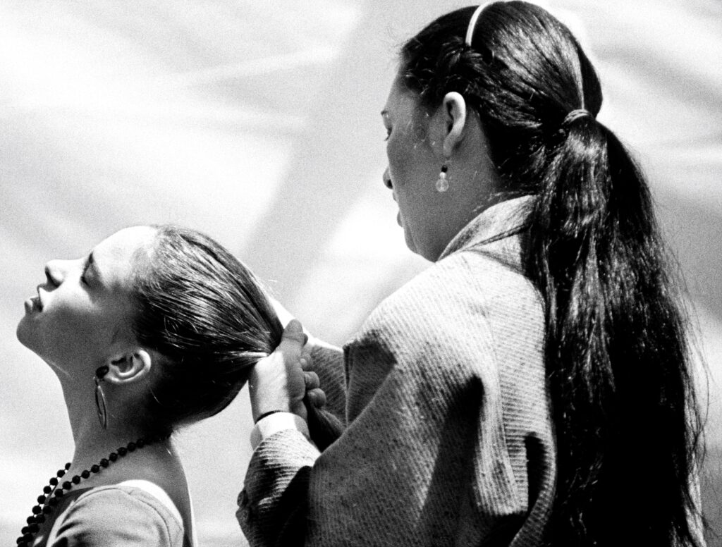 Colita. Madre peinando a su hija, 1994. Archivo Colita Fotografía