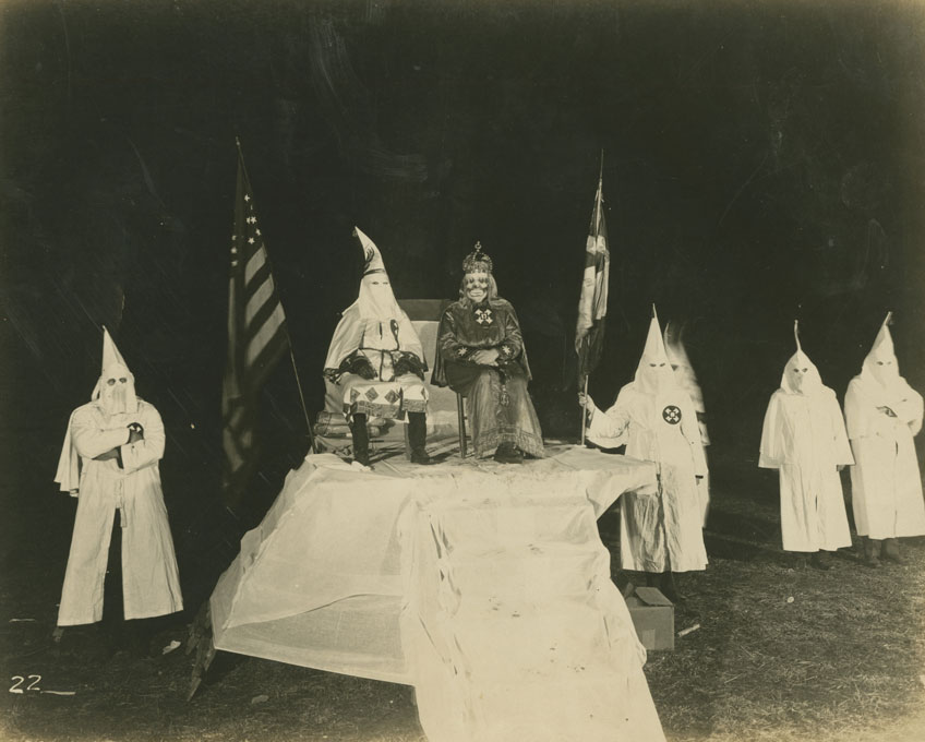 Ritual de juramento y admisión en el Ku Klux Klan. Álbum personal de William J. Simmons Alabama Department of Archives and History