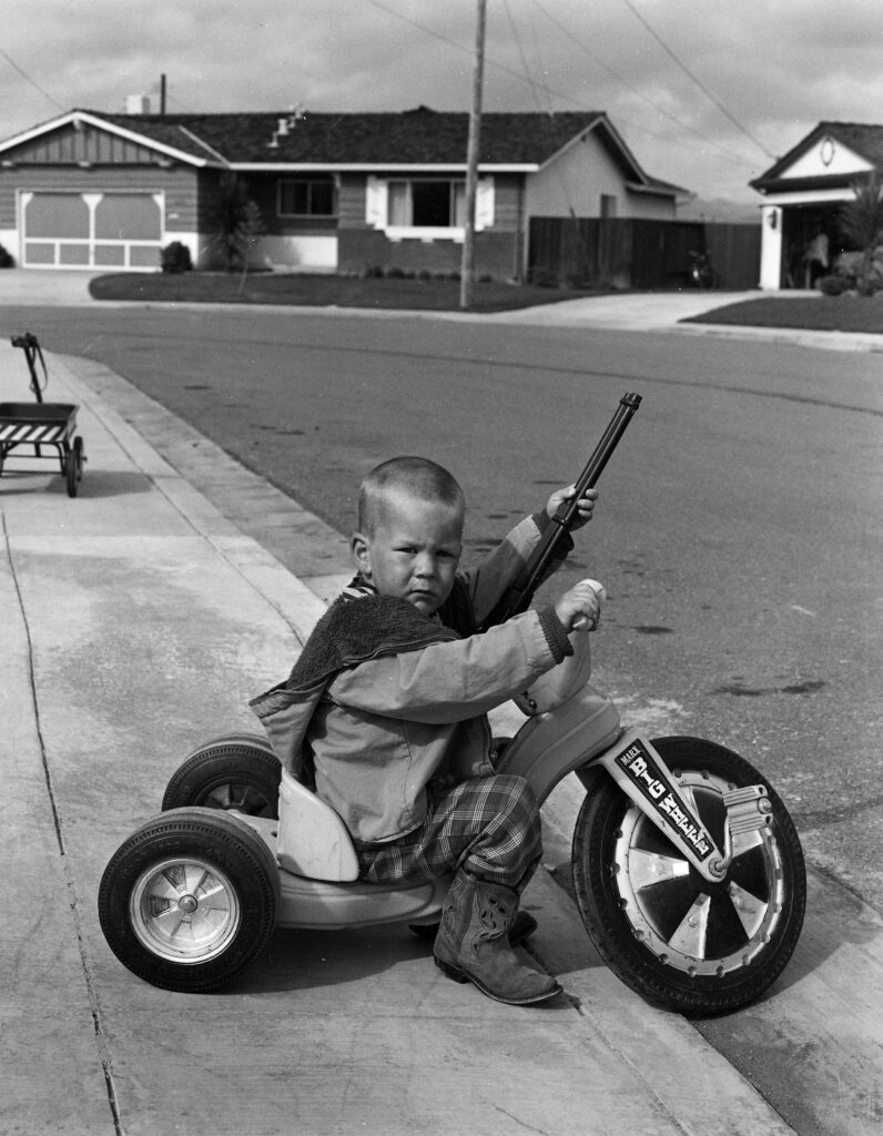 Bill Owens. I don’t feel that Richie playing with guns will have a negative effect on his personality. (He already wants to be a policeman.), 1972. Bill Owens Archive, Milán