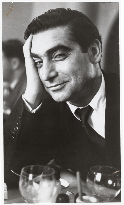 Ruth Orkin. Robert Capa at a cafe, París, France, 1951