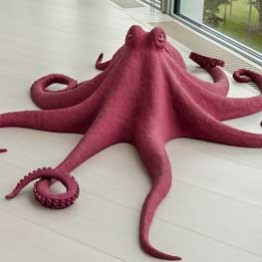 Octopus (Pulpo), 2014 Poliuretano de color púrpura, ojos de vidrio marrón. 40 x 120 x 171 cm. Cortesia del artista y Gagosian Gallery, Londres. ©Attilio Maranzano