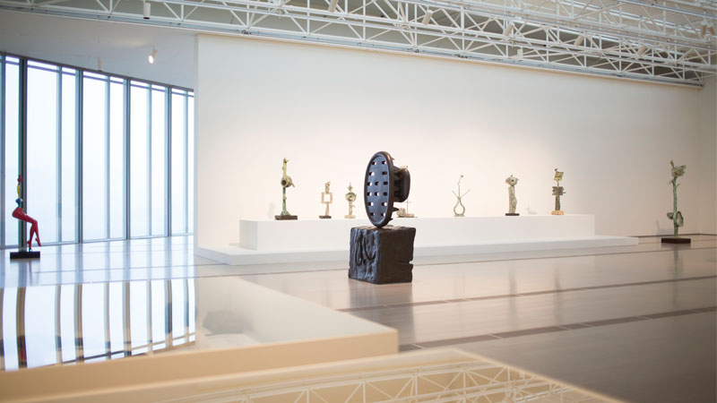 Vista de sala de la exposición "Joan Miró: Esculturas 1928-1982" en el Centro Botín