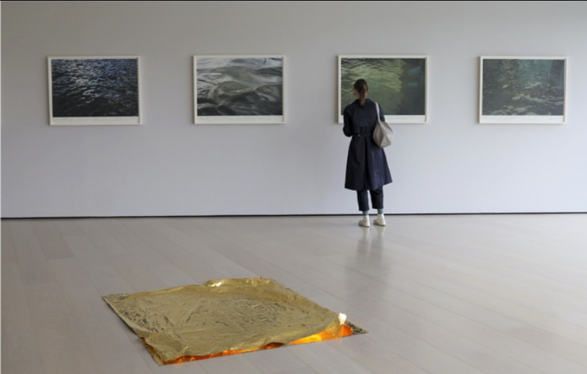 Roni Horn. Still Water (The River Thames, for Example), 1999 y Gold Mats, Paired (For Ross and Felix), 1994-2003