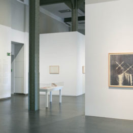 Vista de la exposición "El calor derrite los estilos" en CentroCentro. Palacio de Cibeles. Fotografía: Lukasz Michalak